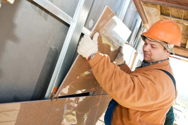 Constructor de trabajadores en la instalación de azulejos de fachada —  Fotos de Stock