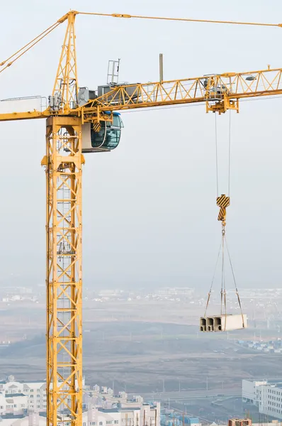 Column tower crane lifting load — Stock Photo, Image
