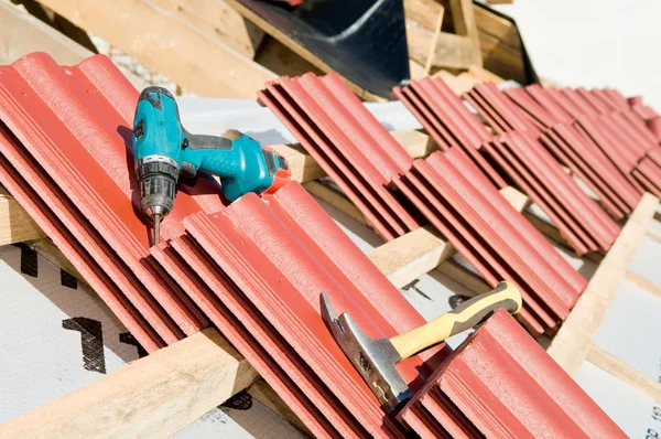 Röd lera tegeltak och utrustning — Stockfoto