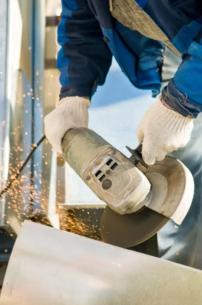 Catting metal with angle grinder saw — Stockfoto