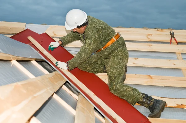 Arbeiter bei Dachdeckerarbeiten — Stockfoto