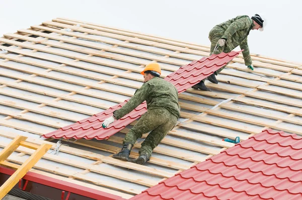 Ile metal kiremit çatı kaplama işi — Stok fotoğraf