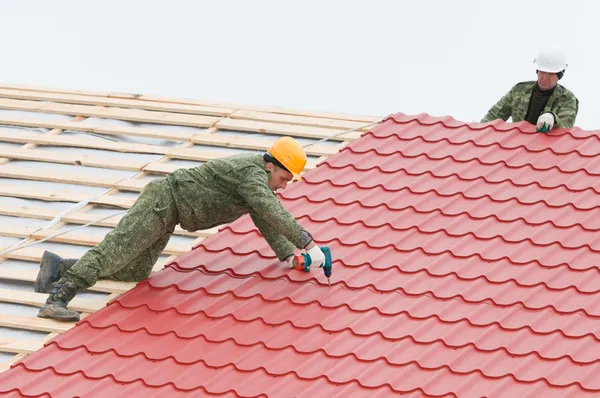 금속 타일 지붕 작업 — 스톡 사진