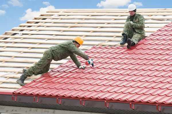 金属タイルの屋根工事業 — ストック写真