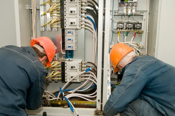 Eletricistas a trabalhar — Fotografia de Stock