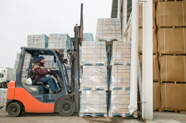 Lager truck loader på jobbet — Stockfoto