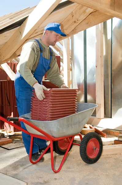 Costruttore tetto e carriola con mattonelle di argilla — Foto Stock