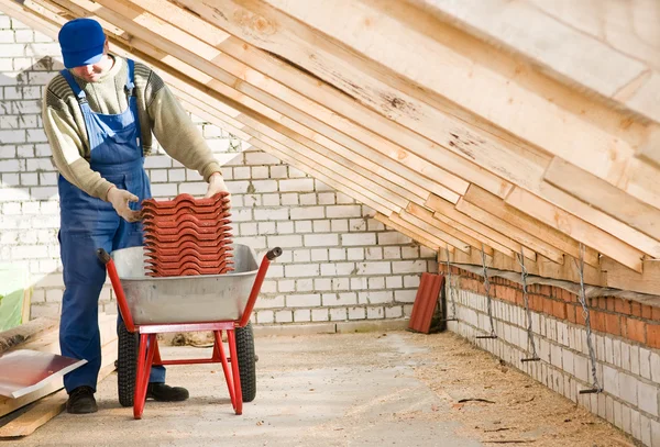 Kil kiremit ile Oluşturucu çatı tamircisi ve tekerlek barrow — Stok fotoğraf