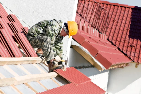 屋根葺き職人釘付け粘土タイル — ストック写真