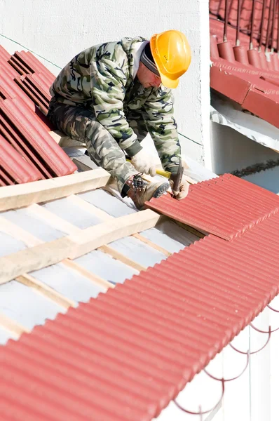 屋根葺き職人釘付け粘土タイル — ストック写真