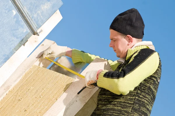 Roofer with measure tape — Stock Photo, Image