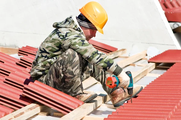 Bauarbeiter arbeitet mit Schraubenzieher und Nagel — Stockfoto