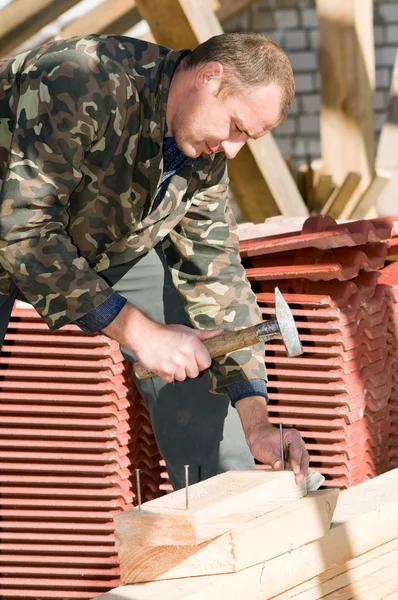 Construtor trabalhando com martelo e unha — Fotografia de Stock