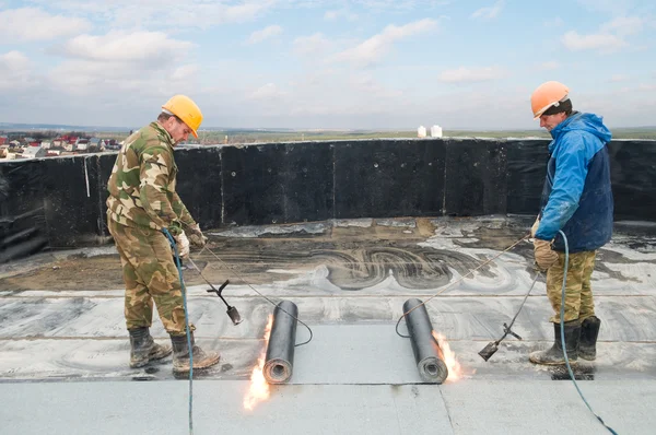 屋根のフェルトで作業をカバーするフラット屋根 — ストック写真