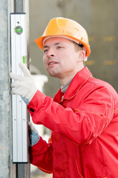 Builder with digital level — Stock Photo, Image