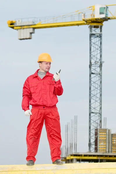 Construtor operando o guindaste torre — Fotografia de Stock