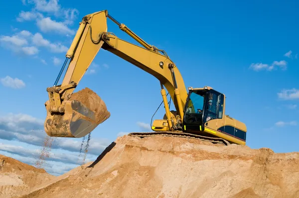 Escavadora de carga de via na pedreira de areia — Fotografia de Stock