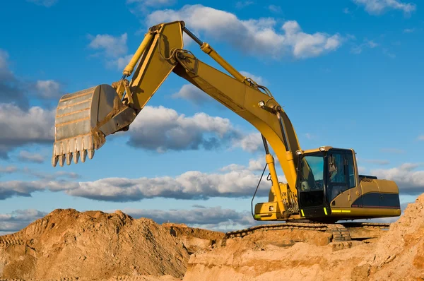 Excavadora cargadora tipo oruga en cantera de arena —  Fotos de Stock