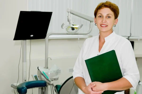 Wesoły dentysta w klinice — Zdjęcie stockowe