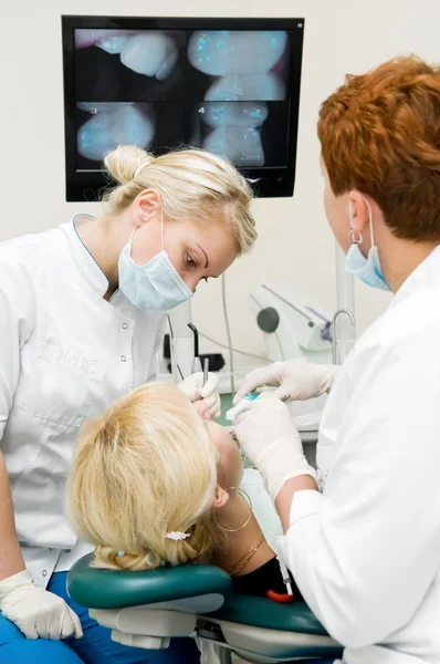 Médicos dentistas no trabalho de tratamento de dentes — Fotografia de Stock