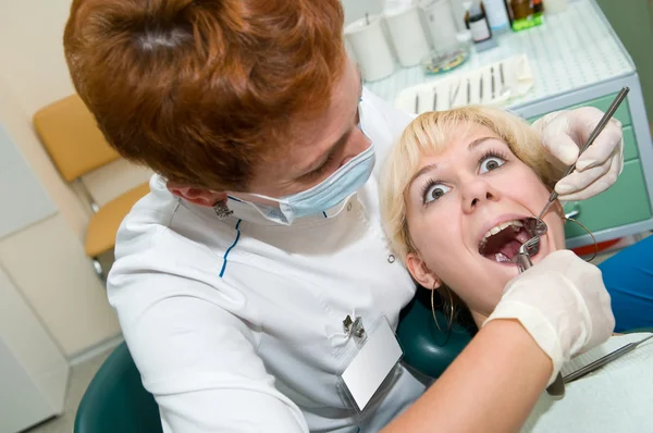牙医拔牙术和害怕的病人 — 图库照片
