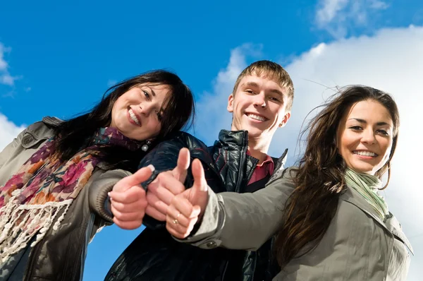 Grupo de jóvenes estudiantes sonrientes al aire libre —  Fotos de Stock