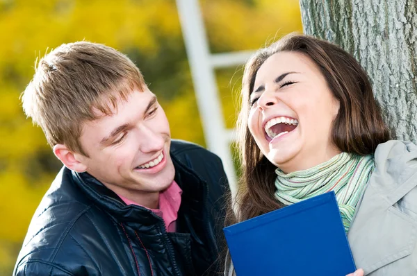 Zwei glückliche Studenten im Freien — Stockfoto