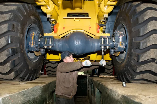 重型装载机的维修保养工程 — 图库照片
