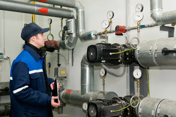 Heating engineer in boiler room — Stock Photo, Image