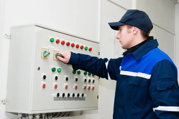 Electricista en el trabajo de ajuste de voltaje —  Fotos de Stock