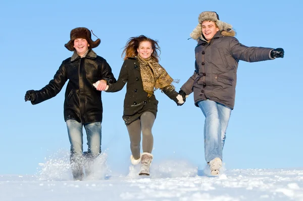 Счастливый бег зимой — стоковое фото
