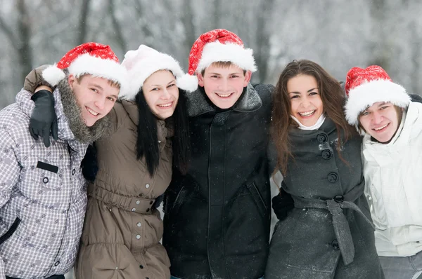 冬に笑みを浮かべて若者のグループ — ストック写真