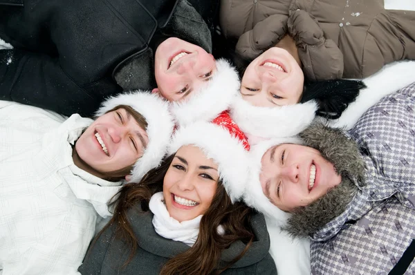 Jovens felizes do inverno — Fotografia de Stock