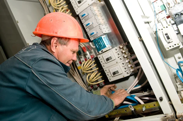 Eletricista em trabalhos de instalação — Fotografia de Stock
