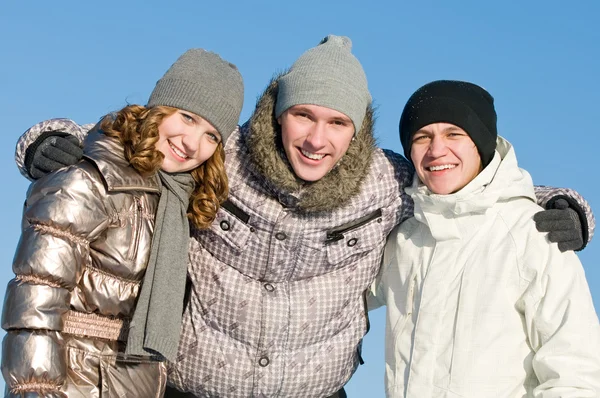 Lachende jonge groep in de winter — Stockfoto