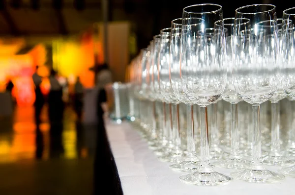Tumpukan gelas stemware di pesta — Stok Foto