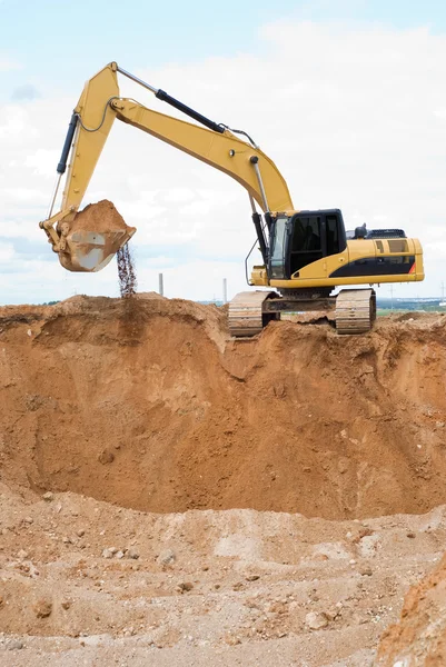 Caricatore ecavatore in cava di sabbia — Foto Stock