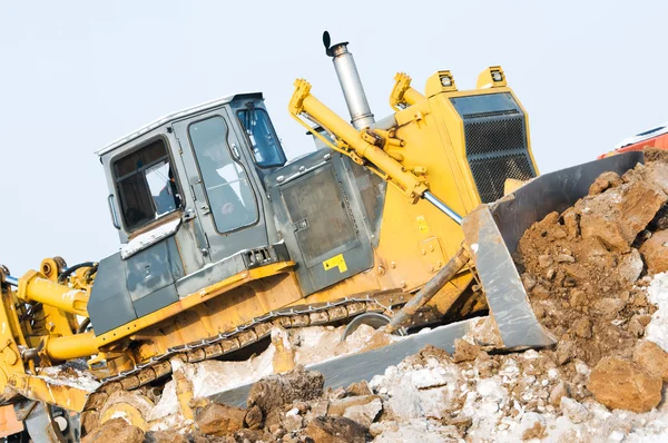 推土机装载机在冬天冻结土壤挖掘工程 — 图库照片