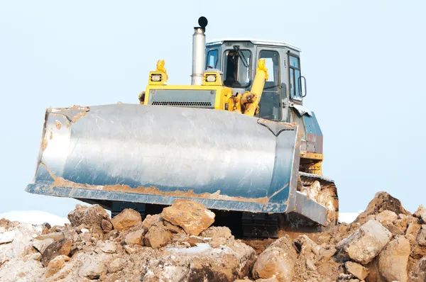 Bulldozer caricatore in inverno congelati lavori di scavo del suolo — Foto Stock