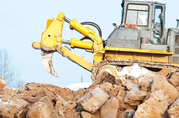 Spychacz ładowarka w prace wykopaliskowe gleby zimą mrożony — Zdjęcie stockowe