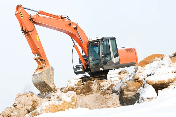 在冬季工程挖掘机装载机 — 图库照片
