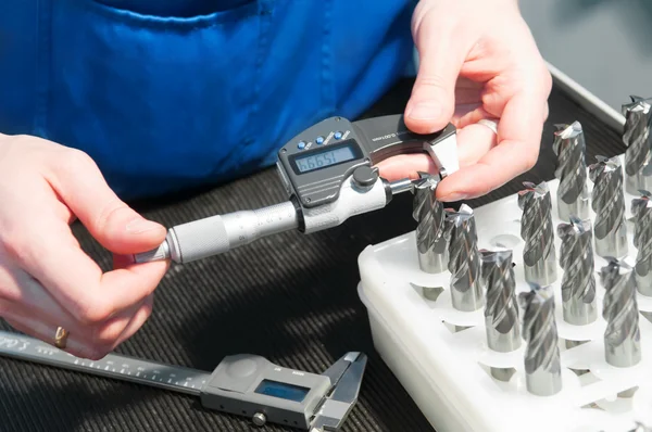 Misurazione con misuratore micrometrico — Foto Stock
