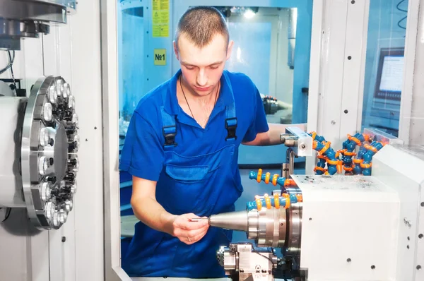 Trabajador que opera el centro de la máquina CNC —  Fotos de Stock