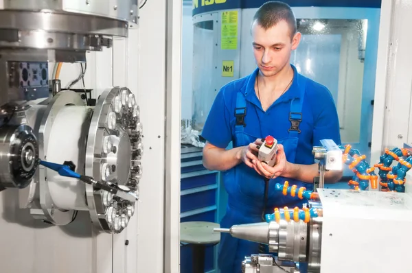 Trabajador que opera el centro de la máquina CNC — Foto de Stock