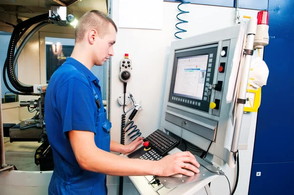 Trabalhador operando centro de máquina CNC — Fotografia de Stock