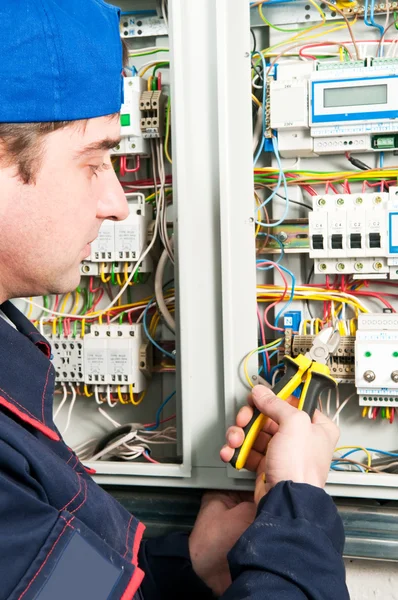 Elettricista al lavoro — Foto Stock