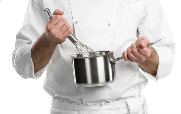 Ręce szefa kuchni z trzepaczką i pan na białym tle — Zdjęcie stockowe