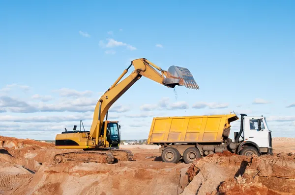 Escavadeira e caminhão basculante — Fotografia de Stock