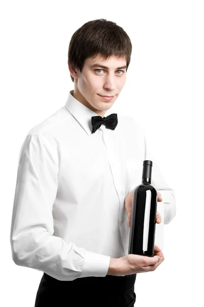 Официант сомелье с бутылкой вина и столовыми приборами — стоковое фото