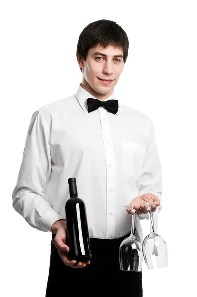 Официант сомелье с бутылкой вина и столовыми приборами — стоковое фото